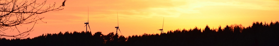 Sonnenuntergang mit Windkraft